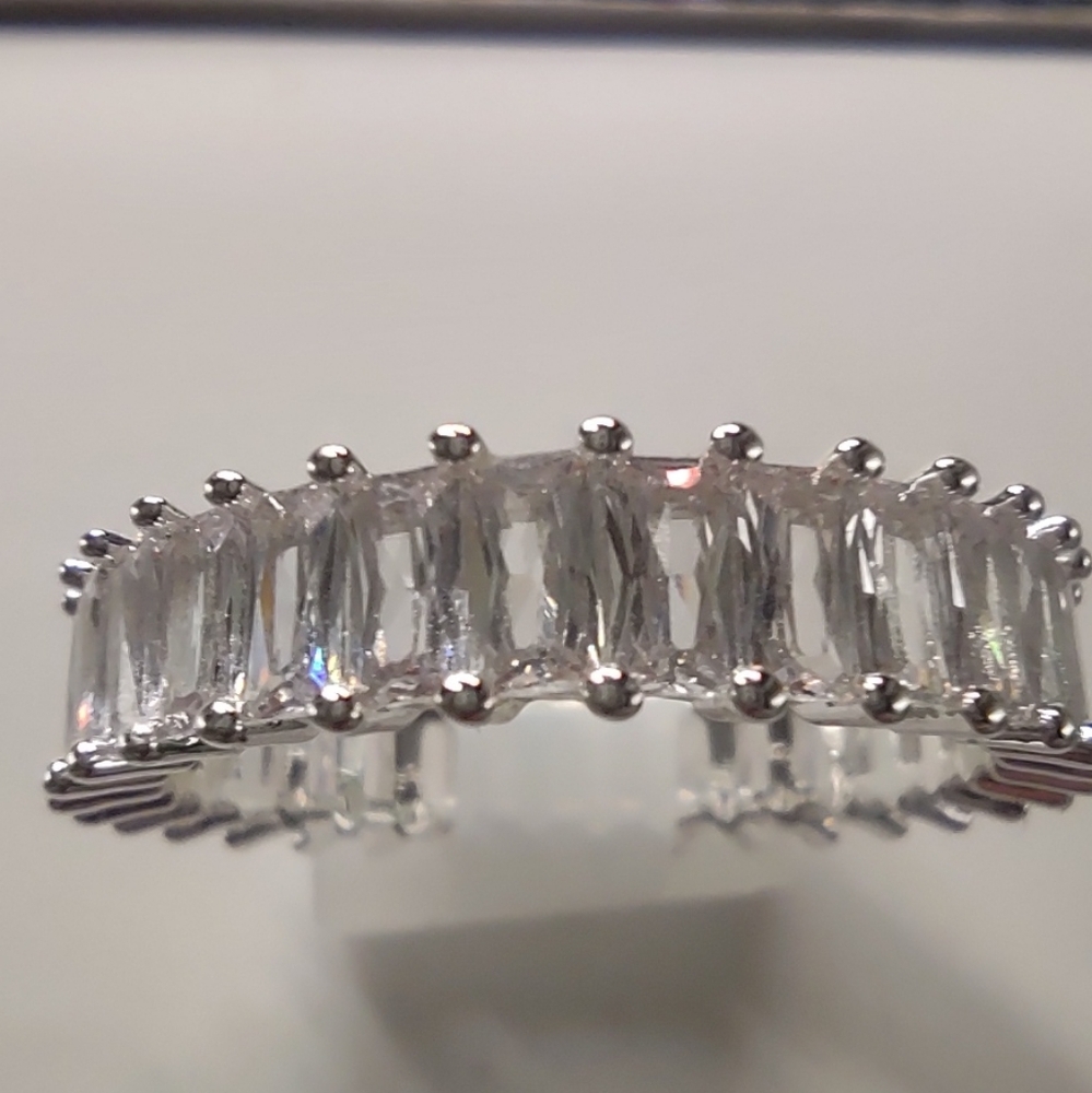 NIB Elegant Silver Women's Cubic Zirconia Ring Size 8